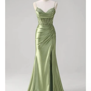 Grön långklänning i satin med spets - Elegant ljusgrön långklänning i glansig satin med smala axelband och vacker spetsdetalj upptill. Klänningen har figurnära passform, draperad midja och en hög slits framtill som ger en snygg siluett. Perfekt för dig som vill sticka ut på bal eller fest. Sytt up slitten och klippt lite där bak kontaka för fler bilder 38 men kan passa 36