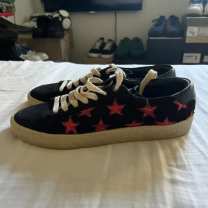 Saint Laurent  - Tjena, säljer nu dessa riktigt snygga och populära saint Laurent skorna i bra skick, börjar tappa lite färg vid stjärnorna men annars bra skick, endast skorna ingår, hör av er vid frågor och funderingar🙌🤝