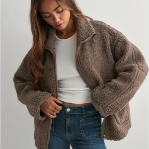 Söker en pile jacket från nelly - Storlek S