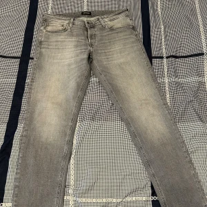 Grå Jeans Jack & Jones  - Tapered Mike jeans från Jack and jones. splittrans nya jeans använda 3 gånger. Storlek 34 32 
