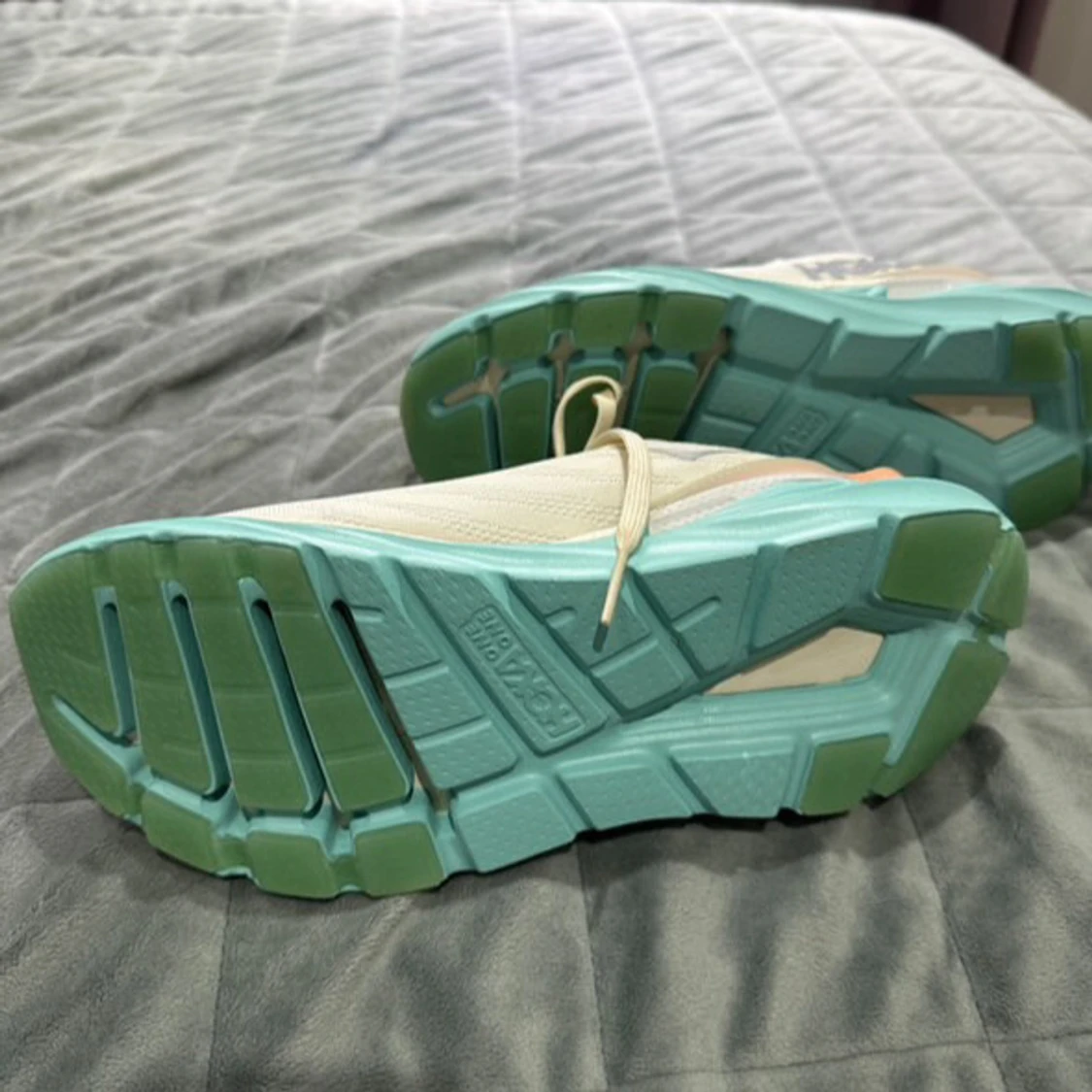 Hoka One One sneakers i beige och turkos - 1