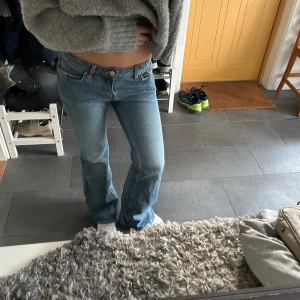 Blå bootcut jeans - Säljer mina fina weekday jeans!💙Innerben:75 och midja tvärs över 38. Storleken som står i de är W26 L32. Säljer då de ej kommer till användning!
