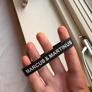 Marcus & Martinus svart armband - Finns inte att köpa.