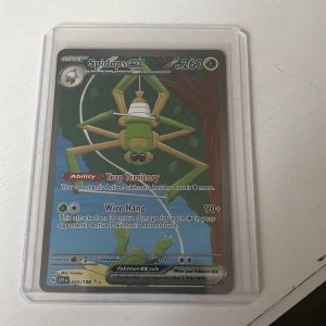 Spidops ex - Cool Pokémonkort med Spidops ex! Perfekt för samlare och spelare som vill stärka sitt deck. Kortet har snygg design och är skyddat i plastfodral. Ett måste för dig som älskar Pokémon och vill ha något unikt i din samling.
