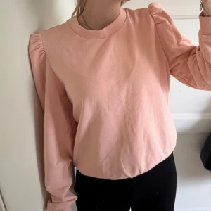 Ljusrosa sweatshirt med puffärm - Säljer en ljusrosa sweatshirt med puffade axlar och långa ärmar. 