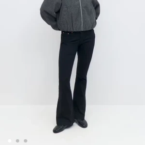 Svarta bootcut jeans från gina tricot  - Snygga svarta low waist bootcut jeans från gina tricot. Säljer då jag nästan aldrig använt dem och inte passar mig längre. Köpte för 499kr men säljer för 300