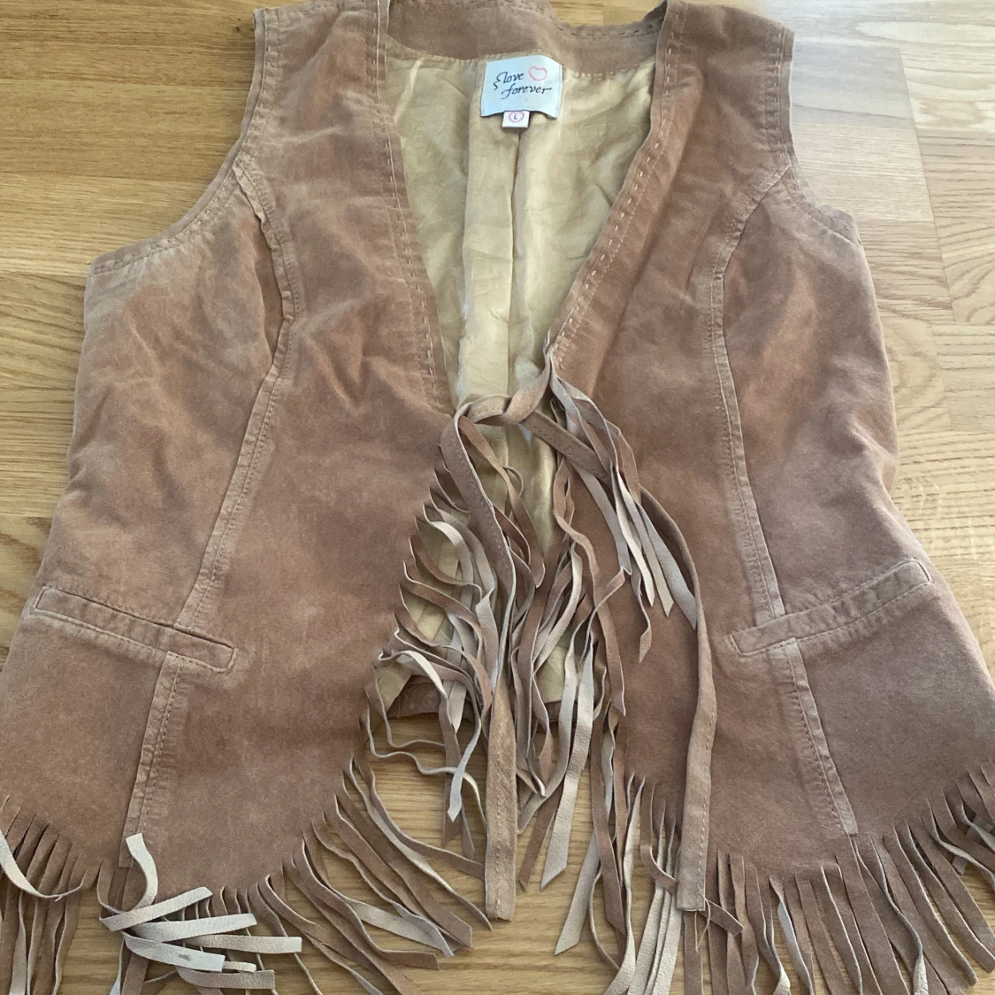 Beige mockaväst med fransar Love Forever - 1