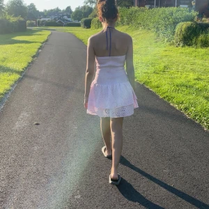 Ljusrosa kort sommarklänning - Det är en fin ljusrosa klänning som är armlös och den har små fina volanger vid kjolen jag har använt den 2 gånger använder den inte eftersom den är inte min stil, pris kan diskuteras 🌸💖