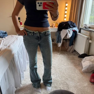 Ljusblå bootcut jeans med fransad midja - Säljer ett par ljusblå jeans med bootcut-modell och låg midja. Dem e aldrig använda💗jätte stretchiga!