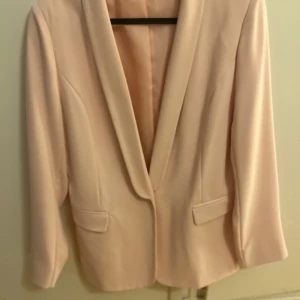 Kavaj från Kappahl i storlek 40 - Snygg ljusrosa kavaj från Kappahl, storlek L/40. Mycket bra skick