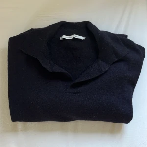 Rugbytröja a days march - En stickad rugbytröja i merinoull från A days march i storleken M. Nypris: 1200kr. Vårt pris: 600kr. Hör av er vid frågor/fler bilder!