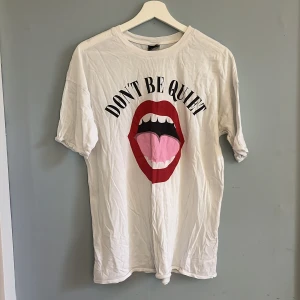 Dont be quiet - T-shirt  - Vit grafic T-shirt. Oversizad storlek S. Gott skick.