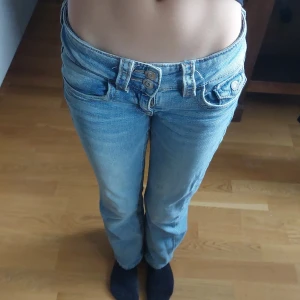 Ljusblå jeans från Gina Tricot - Snygga ljusblå jeans från Gina Tricot med låg midja och boutcut. Stl 146😽