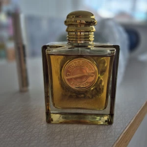 Burberry Goddess EdP Intense 100ml - Burberry Goddess Eau de Parfum Intense, 100 ml. En lyxig och modern parfym i snygg flaska. Tillverkad i Spanien. Perfekt för dig som vill sticka ut med en ikonisk doft från ett välkänt märke. Original priset 1500sek!!