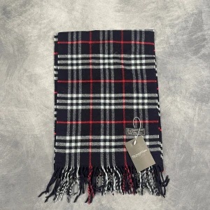 Burberry Scarf - Skick: 7/10 (Vintage), begagnad, inga defekter. | Vad som ingår: Endast halsduken. | Ordinarie pris: +- 4000 SEK / 400 €. | ​​OBS: Halsdukarna finns i samma färgsättning men kan skilja sig något i modell eller detaljer, beroende på tillverkningsår eller kollektion