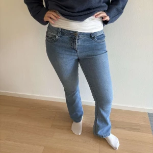 Ljusblå bootcut jeans med broderade fickor - Snygga ljusblå jeans med bootcut passform och klassisk femficksdesign. Bakfickorna har coola broderade detaljer. Jeansen har normal midja och är tillverkade i mjukt denimtyg som sitter skönt hela dagen.