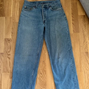 Vintage Levi's 501 - Vintage Levi's 501 jeans i ljusblå tvätt med raka ben och normal passform. Fråga om fler bilder