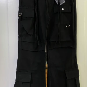Svarta cargopants från Cyanrose - Jag har köpt den från AliExpress och storleken var inte som jag förväntade. Det betyder alltså att jag har inte använt den alls och den är jättefin som på bilden 100%. Midjan/bredden är 88 cm och längden är 108 cm. 