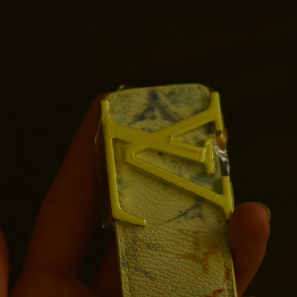 Louise Vuitton vitt bälte med guld spänne - 1