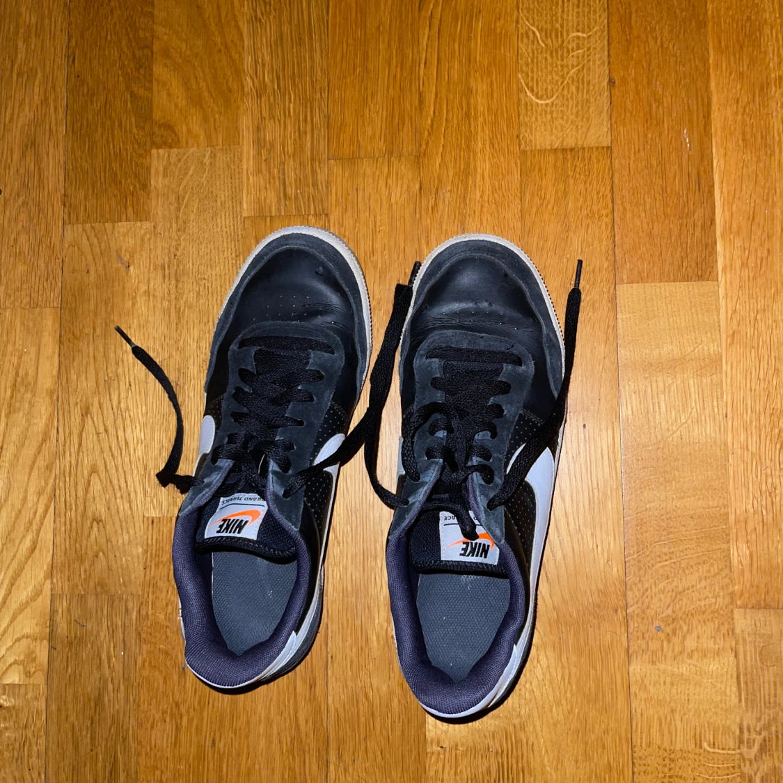 Svarta Nike sneakers med vit swoosh - 2