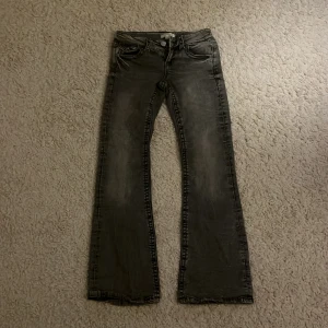 Grå bootcut jeans från Gina Tricot Young  - Säljer ett par supperfina grå jeans från Gina Tricot i storlek 146. Det är väldigt bra skick och säljer pga för att dom är förkorta. Skriv till mig om du har mer frågor eller vill ha fler bilder!🤗