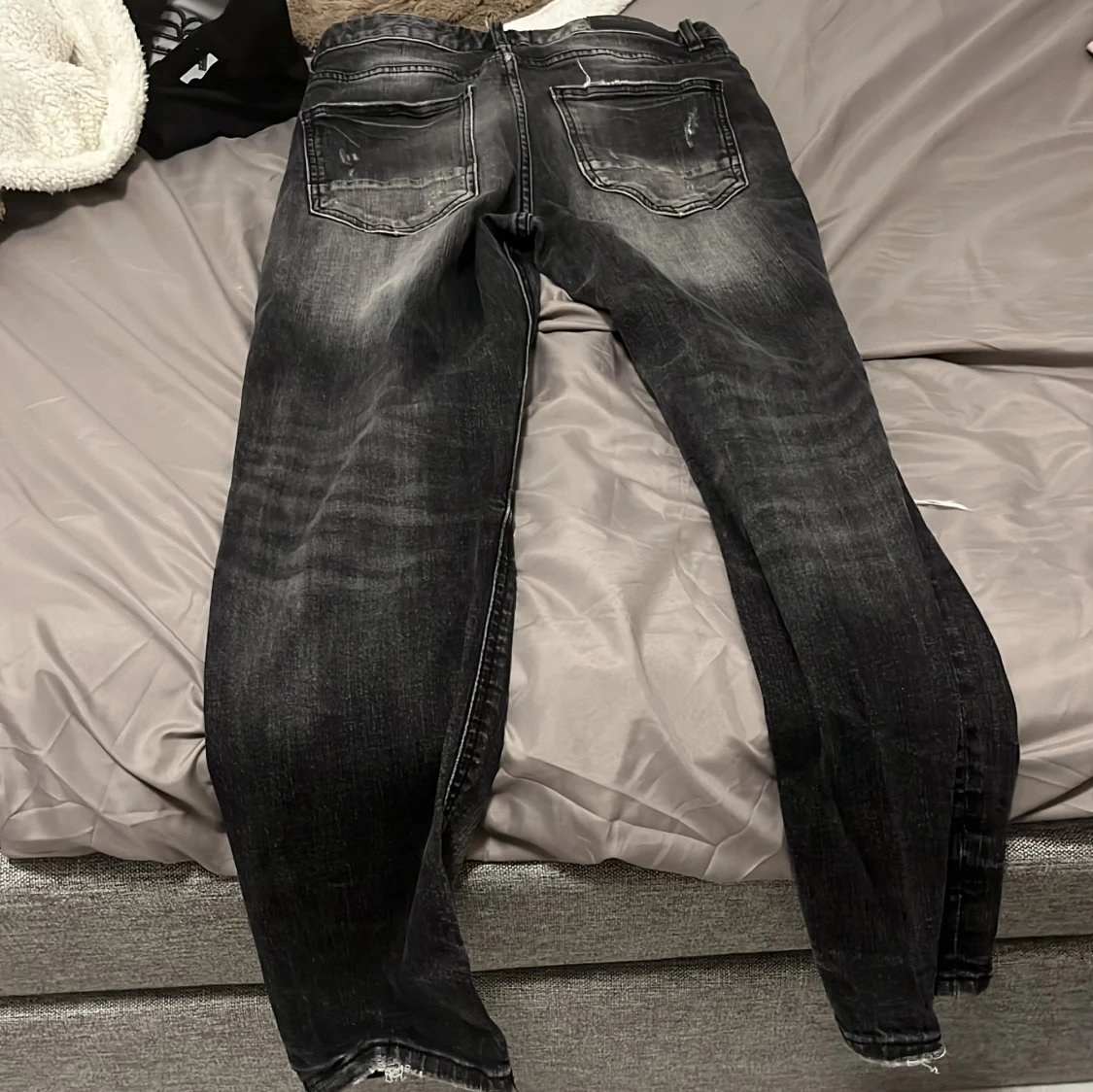 Svarta slitna jeans med hål - 1