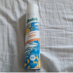 Batiste Fresh torrschampo citrus - Batiste Dry Shampoo Fresh Breezy Citrus i en färgglad blå och vit sprayflaska med citrondetaljer. Innehåller 200 ml och ger håret en fräsch känsla med citrusdoft. Perfekt för att snabbt fräscha upp håret mellan tvättarna.