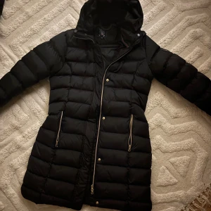 Svart Vinterjacka med guld detaljer - • Superskön vinterjacka från märket Vinson Polo Club  • Storlek M men passar även för dig som bär S beroende på hur man vill passformen ska vara  • Endast använd fåtal gånger och har inga defekter Diskuterar gärna pris vid snabbt köp!💗
