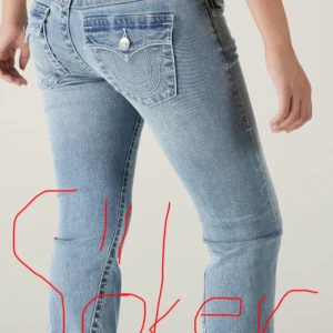 Ljusblå bootcut jeans från True Religion - SÖKERRR!!!!!!!                                                                             Söker true religion jeans i nästan alla färger!!! Storlek w24.         500-700 kr i bra skick.       I JOEY