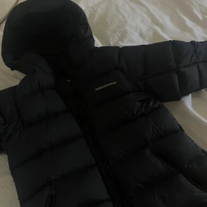 Svart dunjacka Peak Performance  - Klassisk vinterjacka från Peak Performance i storlek XS. Jätte varm och mysig🍂💞