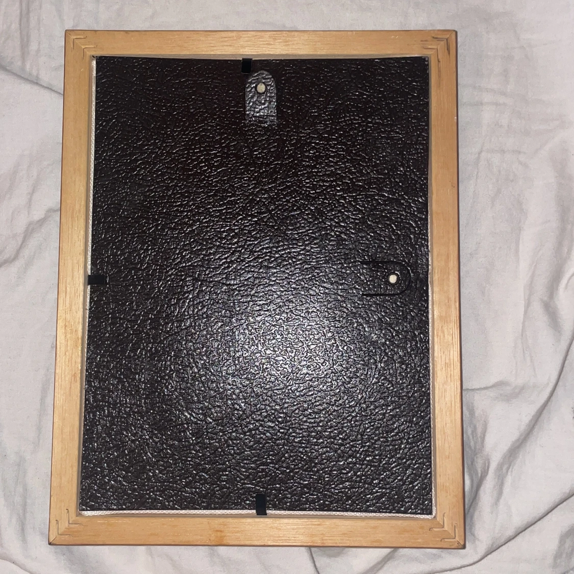 Broderad tavla med blomkrans och rosett - 3