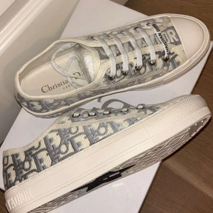 Sneakers  - Hej säljer nu dessa dröm skor i storlek 37 i Helt nya inga problem med dom. Kvalitet på topp med bästa priset hör av dig om du undrar nått. Kan mötas upp i Eskilstuna 