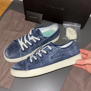 Bottega Veneta Sneakers - Bra skick, innesulorna är borttagna men annars rikitgt fina. Nypris ca 5000kr. Storlek 43.  Dustbag 2x medföljer. Skriv för mer information🤝