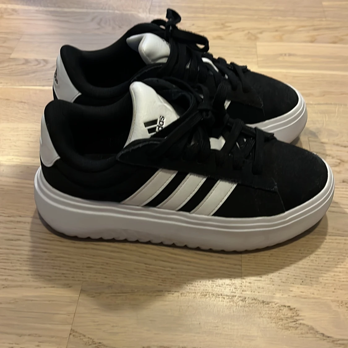 Svarta och vita sneakers från Adidas