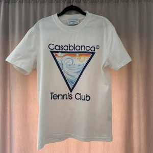 Vit Casablanca t-shirt - Vit Casablanca t-shirt, använd fåtal gånger annars i väldigt bra skick