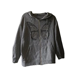 Söt zip up - Söt zip up m fjärils tryck(riktiga stenar), använd ett par ggr men e i bra skick. Lite kort i armarna men annars fett söt å ger en dunder detalj åt dina fits😛🫰