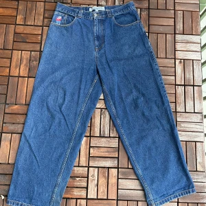 Big Boy blå baggy jeans strl L - Big boy jeans från polar skate. Använda sparsamt, lite heelbite i hälarna, syns på bilderna. Midjan är ca 100cm, ytterben längden är ca 115cm. 