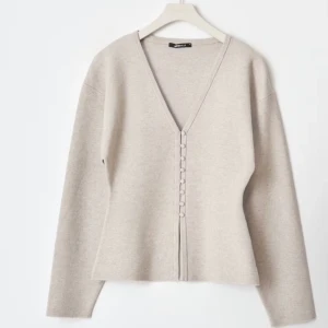 Beige kofta med v-ringning från Gina Tricot - Beige Shaped knitted cardigan från Gina tricot. Har aldrig använt den och prislappen sitter fortfarande kvar. Det är storlek M. 🫶🏽🤎priset kan diskuteras