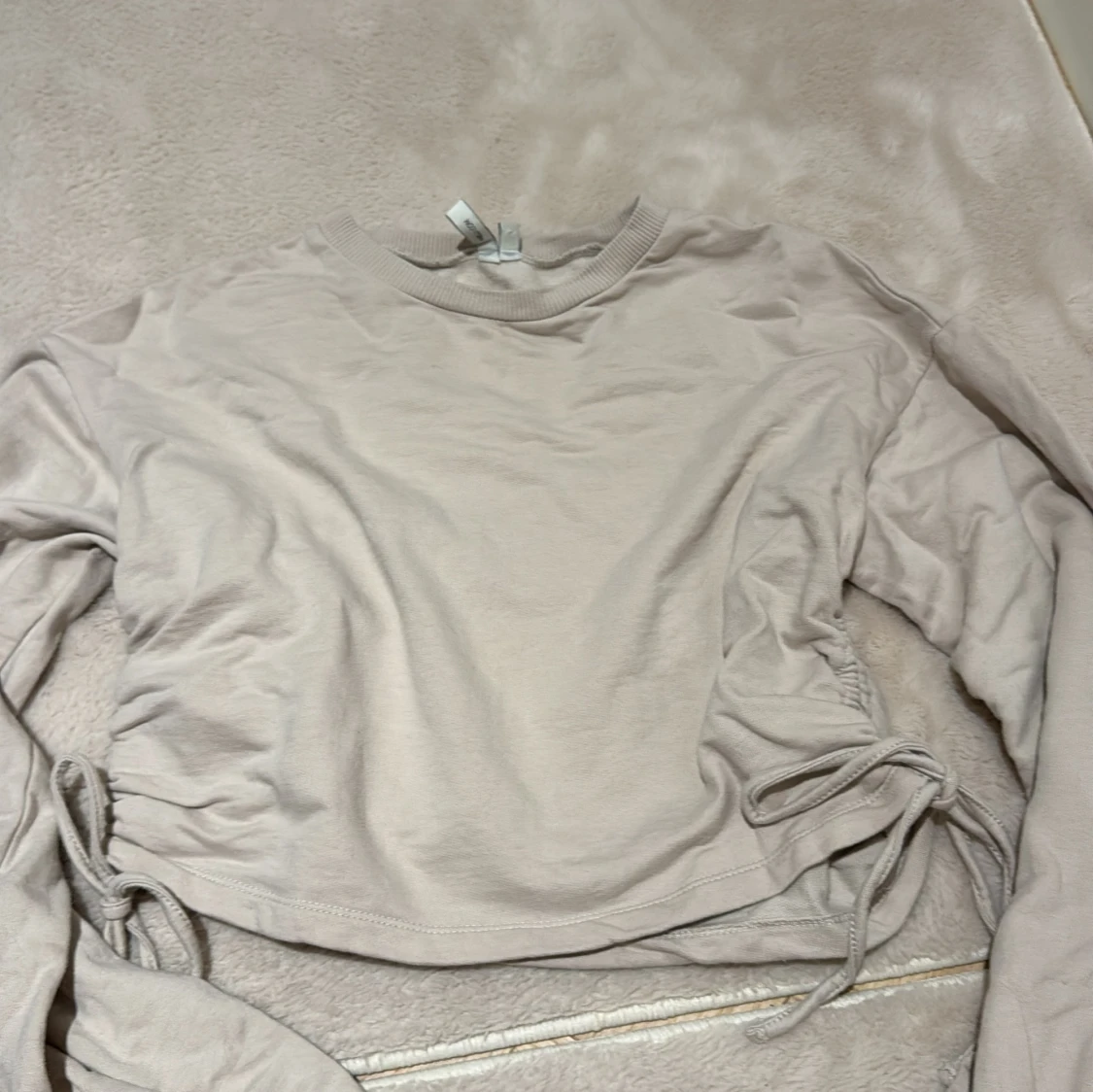 Beige långärmad croppad topp med snörning