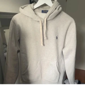 Grå Ralph Lauren Hoodie - Ralph Lauren hoodie storlek M skick mycket bra bara använd ett fåtal gånger 