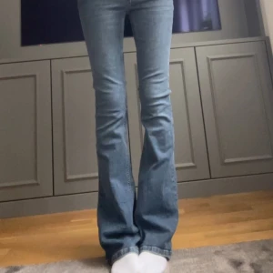 snygga flare/bootcut jeans 🤎🤎 - Snygga ljusblå jeans med bootcut/flarw modell och klassisk femficksdesign. Jeansen har normal passform och är tillverkade i mjukt denimtyg som ger en skön känsla. Använd fåtal gånger. Super fin nu inför hösten🤎🍁