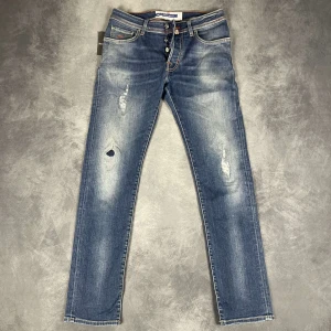 Jacob cohen jeans ”Bard” - Bra skick (finns dock en fläck på baksidan) går förmodligen bort i kemtvätt men har inte provat. Unika med slitningar. Nypris ~ 7000kr