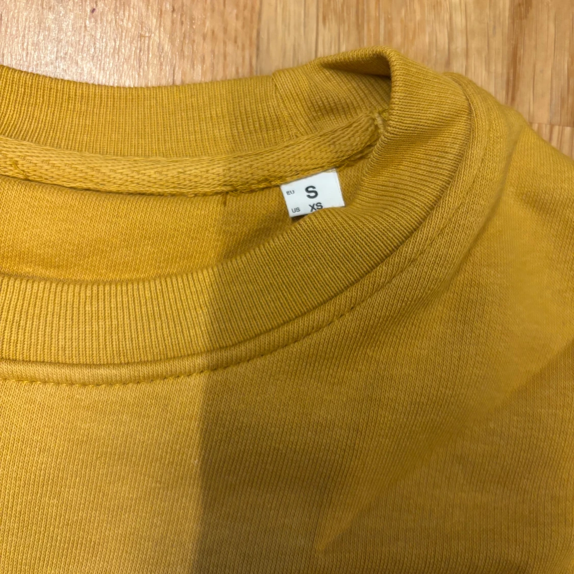 Gul Cavetown sweatshirt med tryck - 1