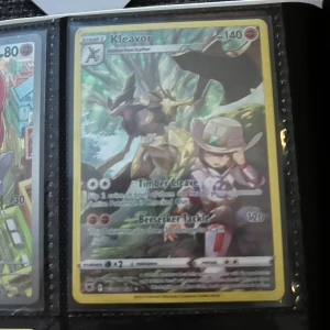 Kleavor - Samlarkortet Kleavor är perfekt för dig som älskar Pokémon! Med coolt motiv och spännande stats är det ett måste i din samling. Perfekt för unga samlare och fans av Pokémon-världen.