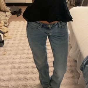 Lågmidjade jeans  - Säljer ett par raka jeans med låg midja och fin passform💙storlek W26/L32, modellen arrow från weekday!