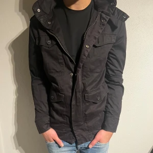 Feild jacka - Hej! Säljer nu denna riktigt fräscha field jackan. Storlek M, skick 9/10 en knapp saknas på en av fickorna. Passar riktigt bra nu till början hösten samt under vinter  till våren, om du har några funderingar är det bara o skriva!