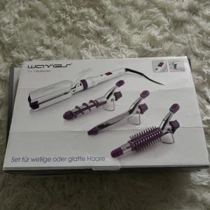 Waves 7 in 1 Multistyler - Waves 7 in 1 Multistyler är ett komplett stylingverktyg med flera utbytbara tillbehör för att skapa både lockigt och rakt hår. Setet är i gott skick och levereras i originalförpackning med manual. Perfekt för flexibel hårstyling hemma.