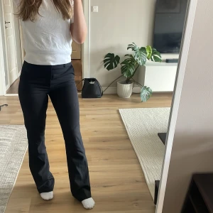 Svarta bootcut kostymbyxor - Snygga kostymbyxor från BikBok. Nästan aldrig använda🌟 liiite för lång på mig som är 167cm🥰