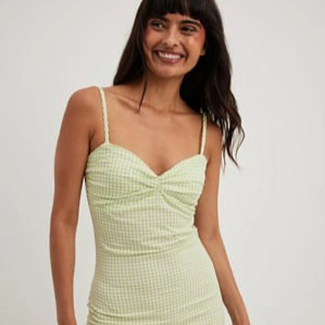 Ljusgrön långklänning med smala axelband - 1