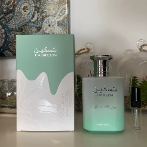 Lactea Divina 3ml - Parfymprov / testflaska av Paris Corner Taskeen Lactea Divina 3ml i lilla glasflaskan längst till höger på bilden. Mjölkig vanilj med touch av cacao, tonka och vita blommor🥰👌 Doftar precis som Blanche Bete🤍